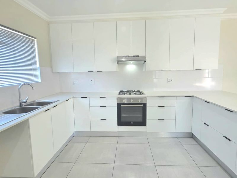 Shared Mandate: Elegant, Move-In Ready Family Home in Popular Fountains Estate, Jeffreys Bay - Photo 5