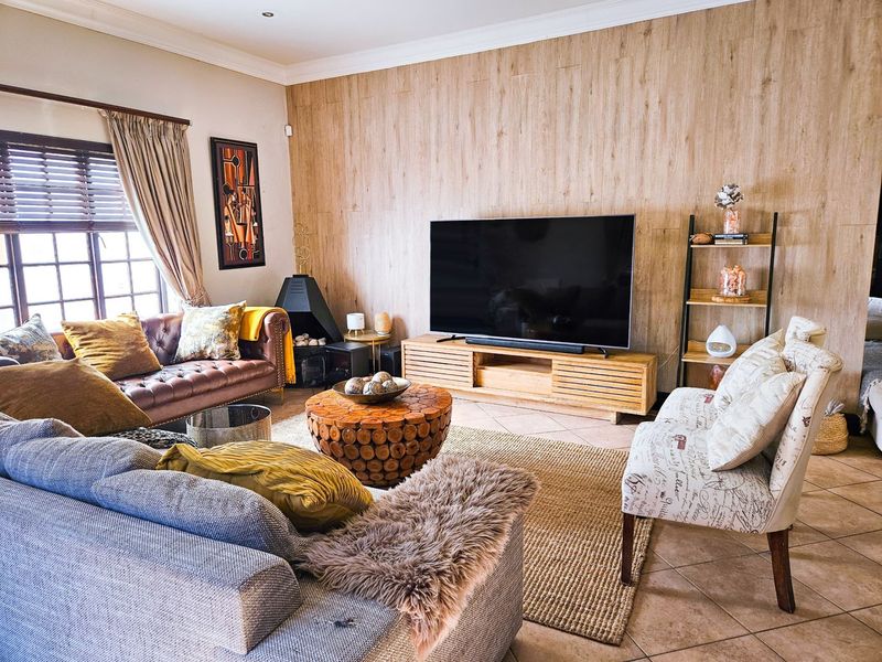 Furnished 3 Bedroom House To Rent in Faerie Glen, Pretoria - Photo 2