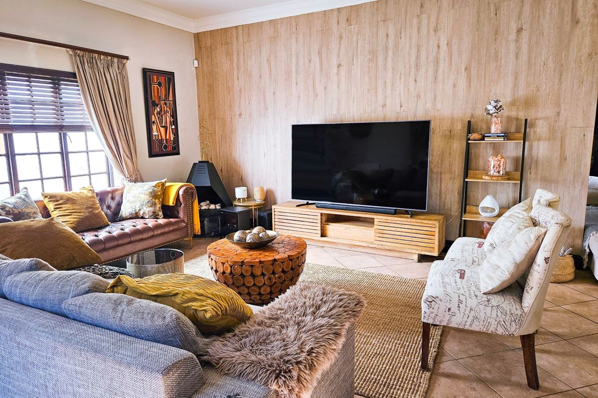Furnished 3 Bedroom House To Rent in Faerie Glen, Pretoria - Photo 2