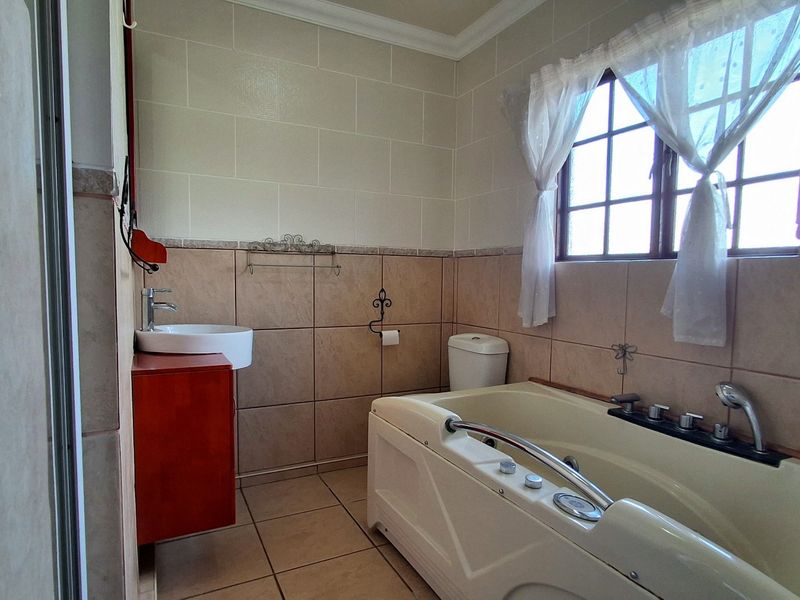 Private Duplex Townhouse Offering Space, Comfort, And Lifestyle - Photo 10