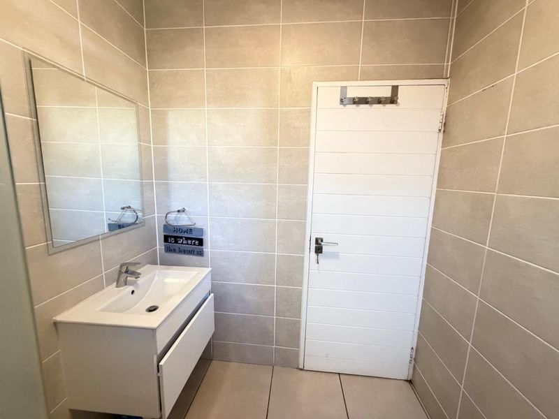 1 Bedroom Apartment/ Flat to rent in Linbro Park - Photo 4