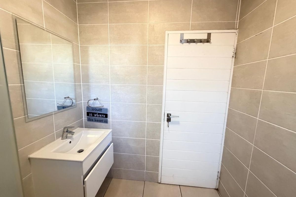 1 Bedroom Apartment/ Flat to rent in Linbro Park - Photo 4
