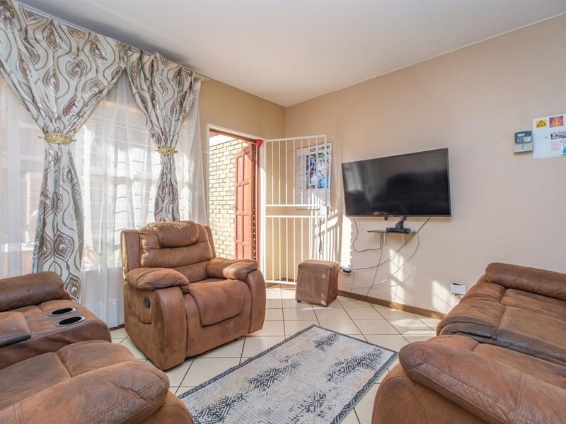 Modern Ground-Floor Convenience in the Heart of Honeydew - Photo 9