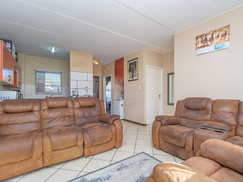 Modern Ground-Floor Convenience in the Heart of Honeydew - Photo 8