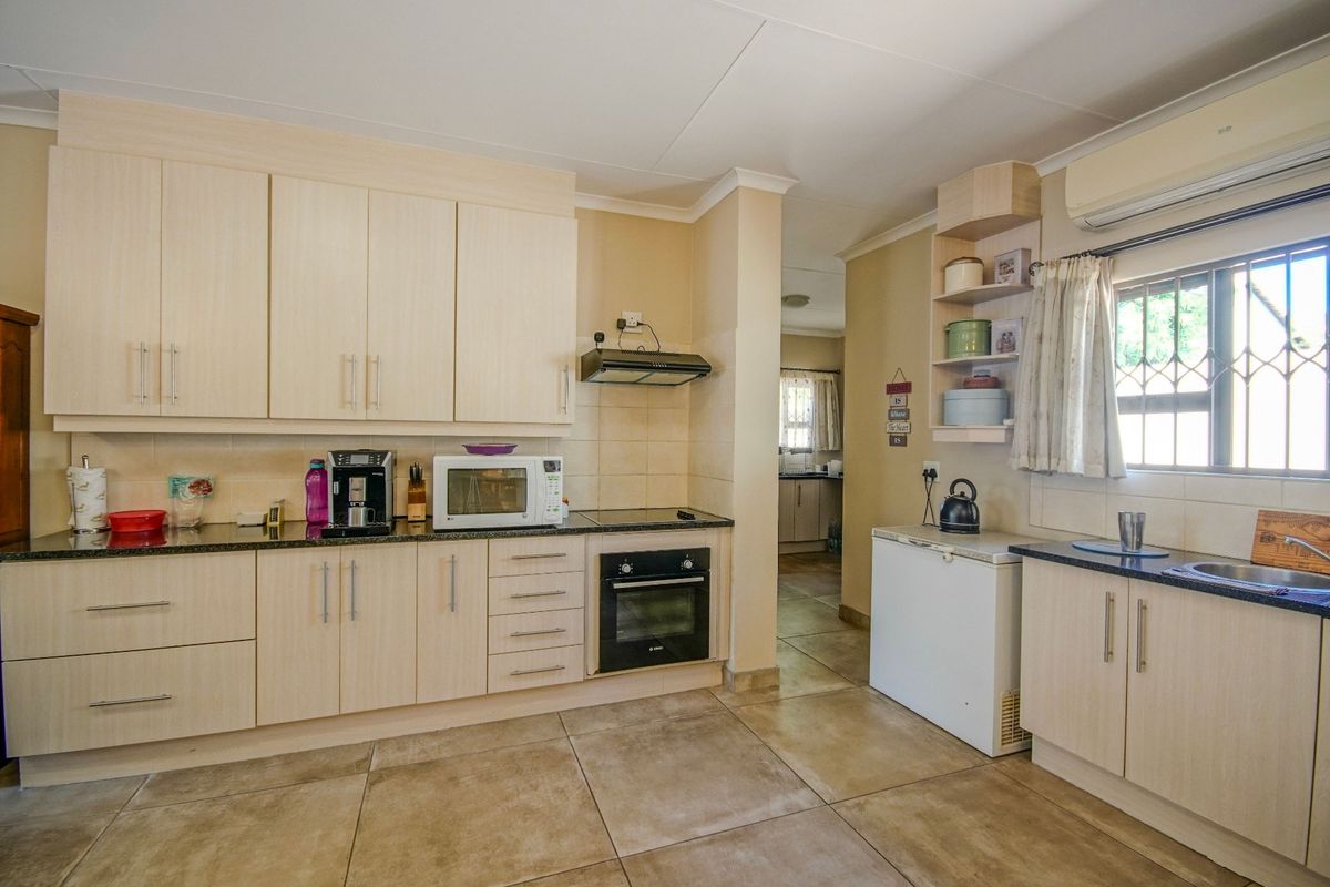 SPACIOUS AND ATTRACTIVE 3-BEDROOM FAMILY HOME! - Photo 5