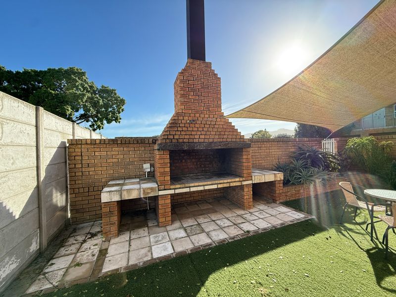 Modern 4 Bedroom Family Home in a Secure Complex in Panorama - Photo 4