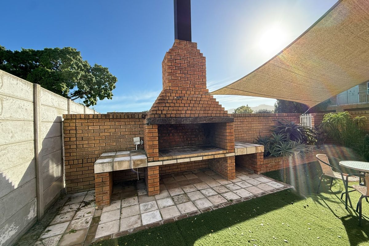 Modern 4 Bedroom Family Home in a Secure Complex in Panorama - Photo 4