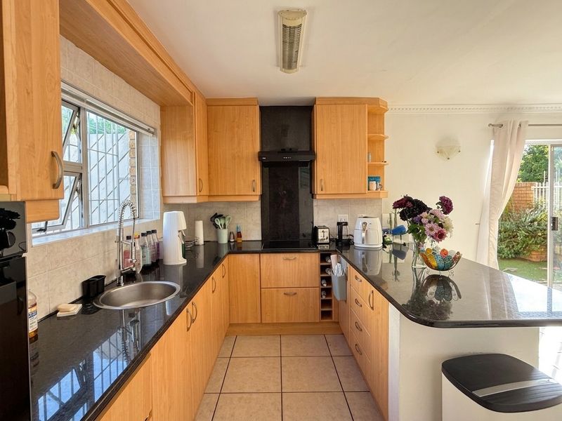 Modern 4 Bedroom Family Home in a Secure Complex in Panorama - Photo 6