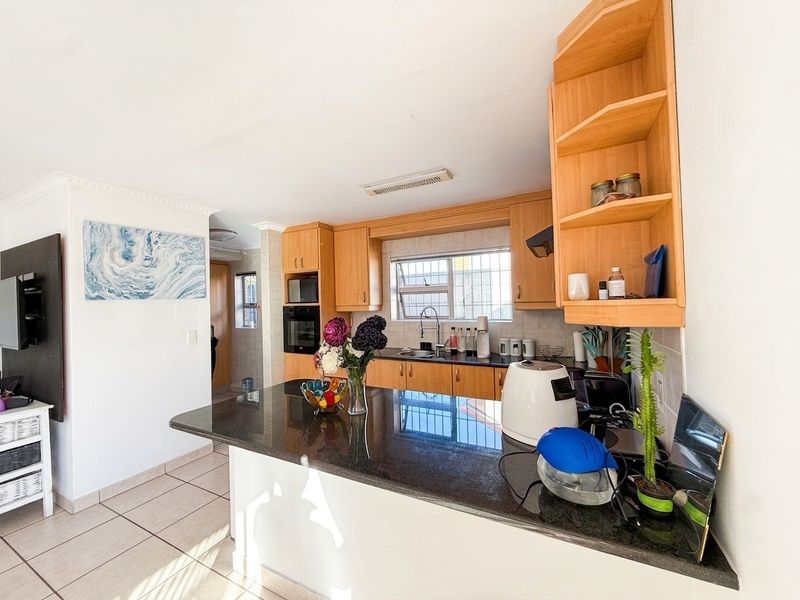 Modern 4 Bedroom Family Home in a Secure Complex in Panorama - Photo 5