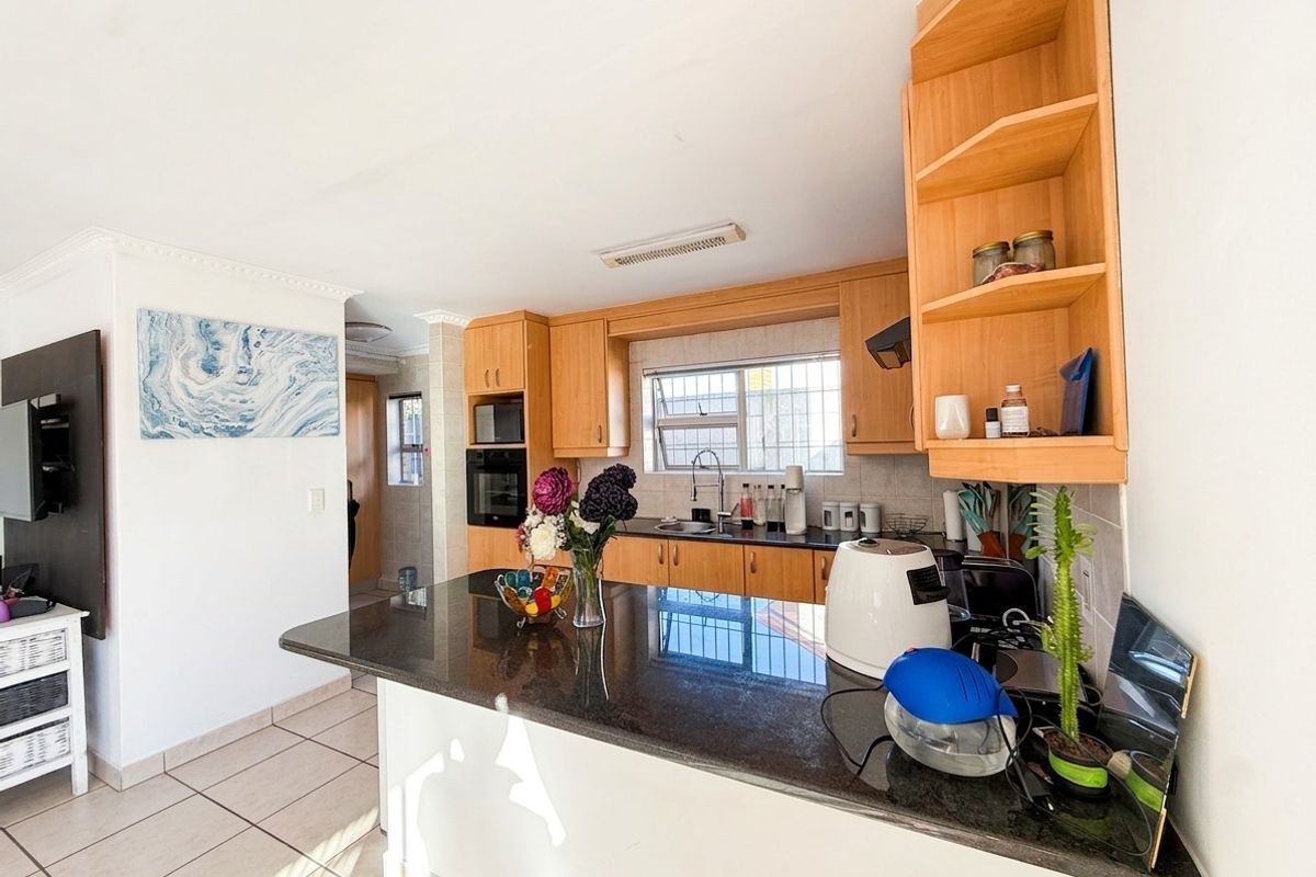 Modern 4 Bedroom Family Home in a Secure Complex in Panorama - Photo 5