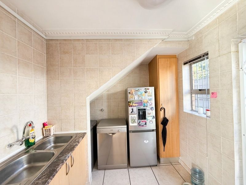 Modern 4 Bedroom Family Home in a Secure Complex in Panorama - Photo 10
