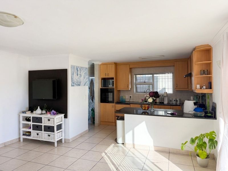 Modern 4 Bedroom Family Home in a Secure Complex in Panorama - Photo 9