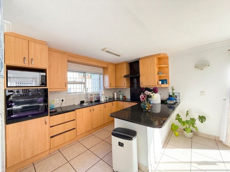 Modern 4 Bedroom Family Home in a Secure Complex in Panorama - Photo 7