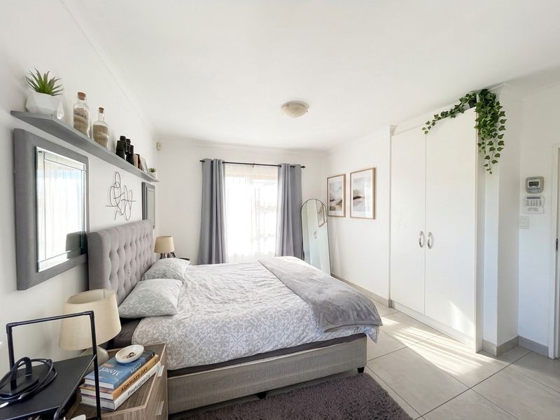 Modern 4 Bedroom Family Home in a Secure Complex in Panorama - Photo 3