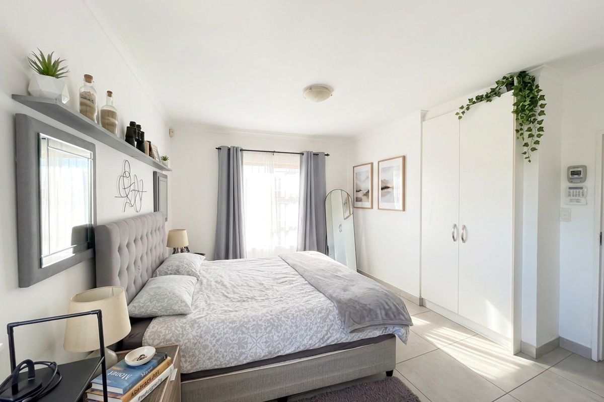 Modern 4 Bedroom Family Home in a Secure Complex in Panorama - Photo 3