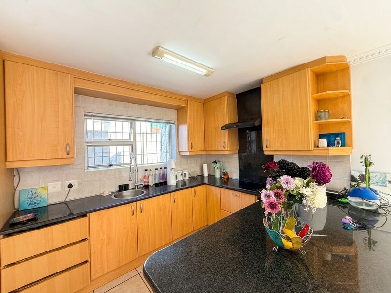 Modern 4 Bedroom Family Home in a Secure Complex in Panorama - Photo 2