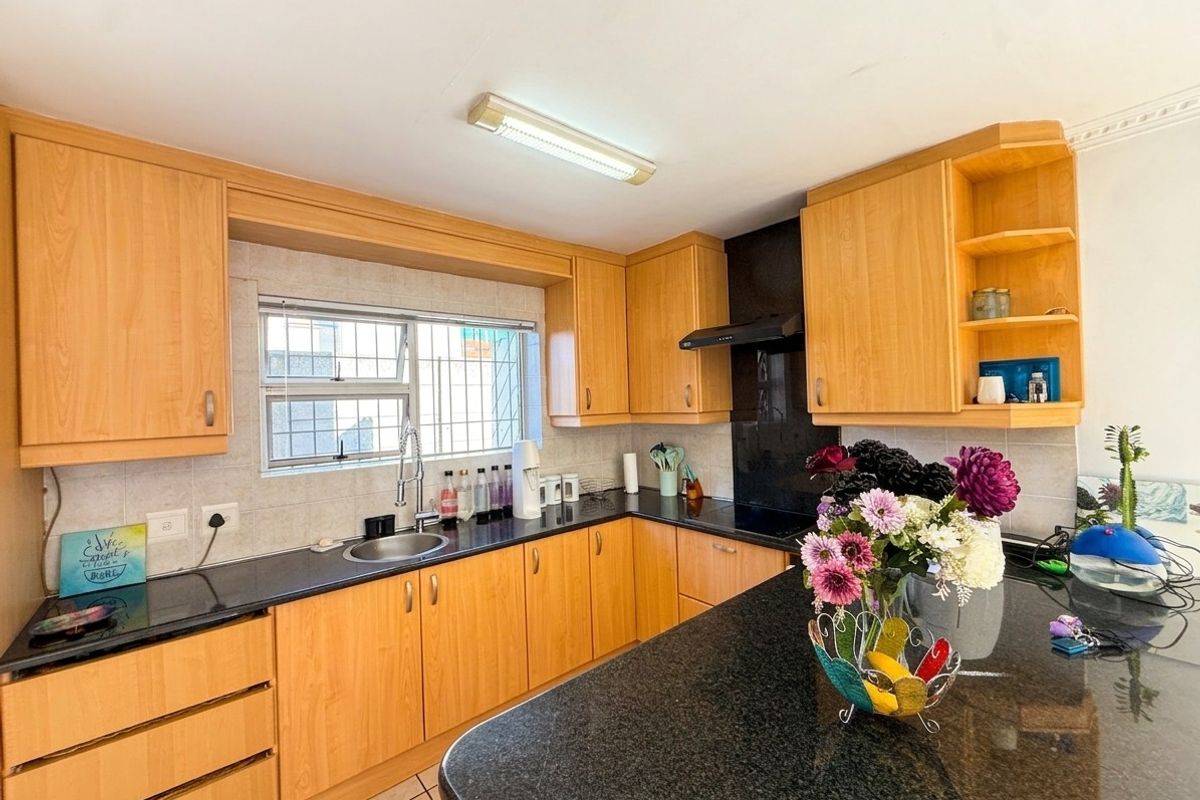 Modern 4 Bedroom Family Home in a Secure Complex in Panorama - Photo 2