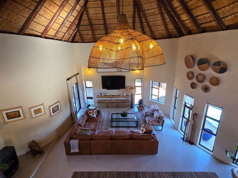 Mabalingwe - Cyferfontein - Four bedroom lodge - Furniture and Game viewer included - Photo 4