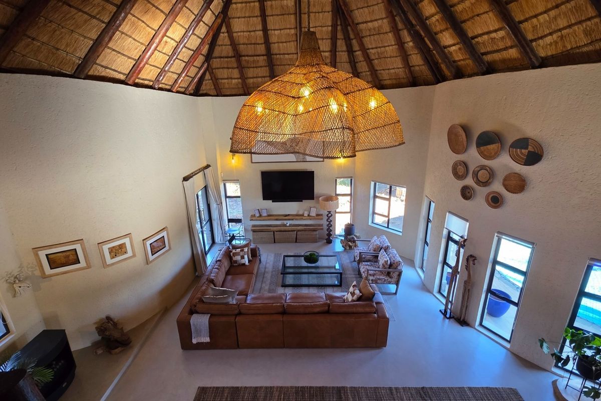 Mabalingwe - Cyferfontein - Four bedroom lodge - Furniture and Game viewer included - Photo 4