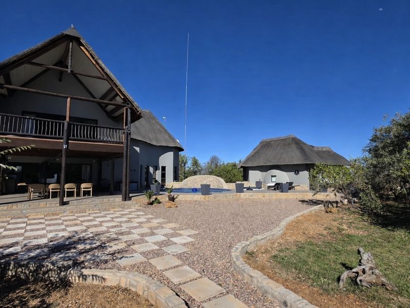 Mabalingwe - Cyferfontein - Four bedroom lodge - Furniture and Game viewer included - Photo 1