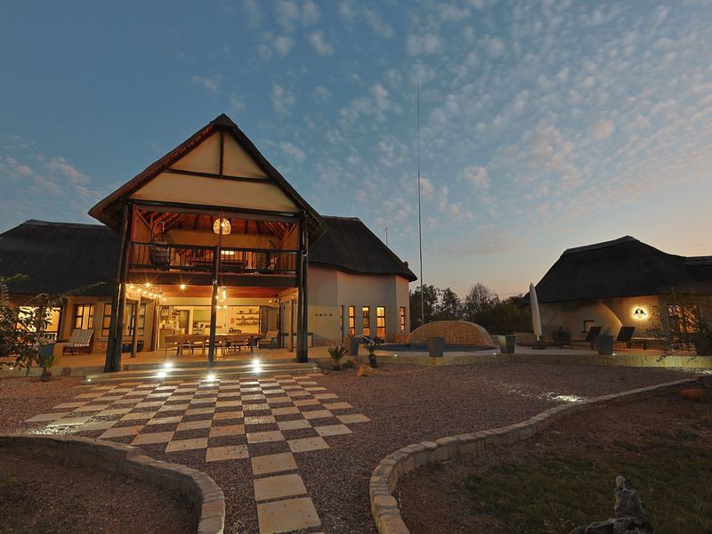 Mabalingwe - Cyferfontein - Four bedroom lodge - Furniture and Game viewer included - Photo 1