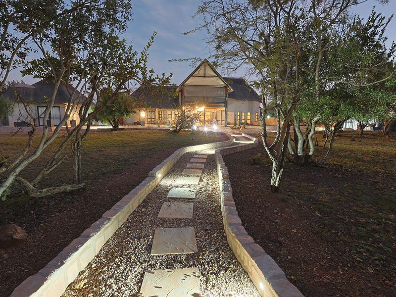 Mabalingwe - Cyferfontein - Four bedroom lodge - Furniture and Game viewer included - Photo 4