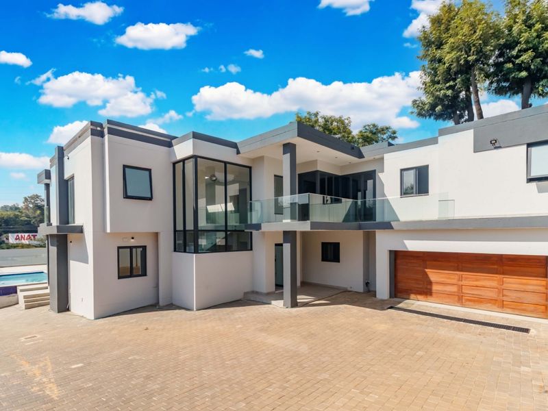 Elevated Architectural Living in an Exclusive Atholl Enclave - Photo 1