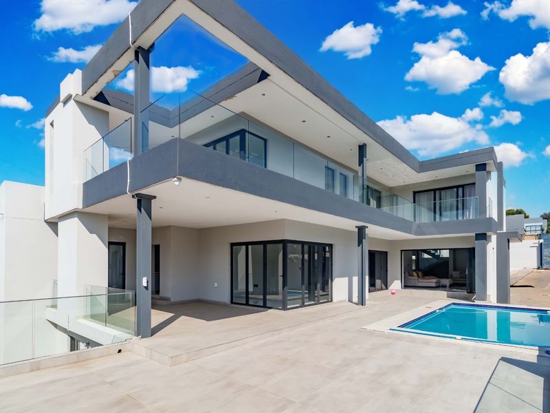 Elevated Architectural Living in an Exclusive Atholl Enclave - Photo 2