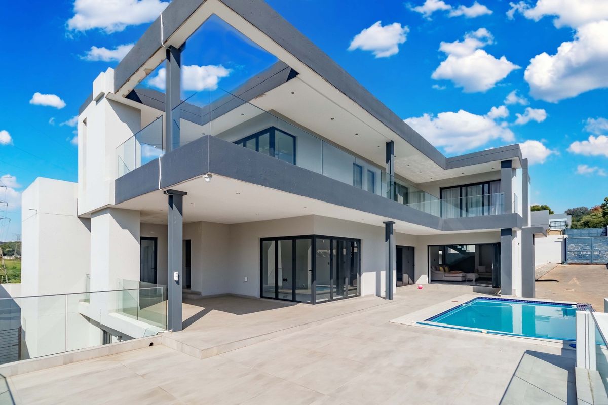 Elevated Architectural Living in an Exclusive Atholl Enclave - Photo 2