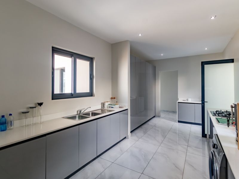 Elevated Architectural Living in an Exclusive Atholl Enclave - Photo 8