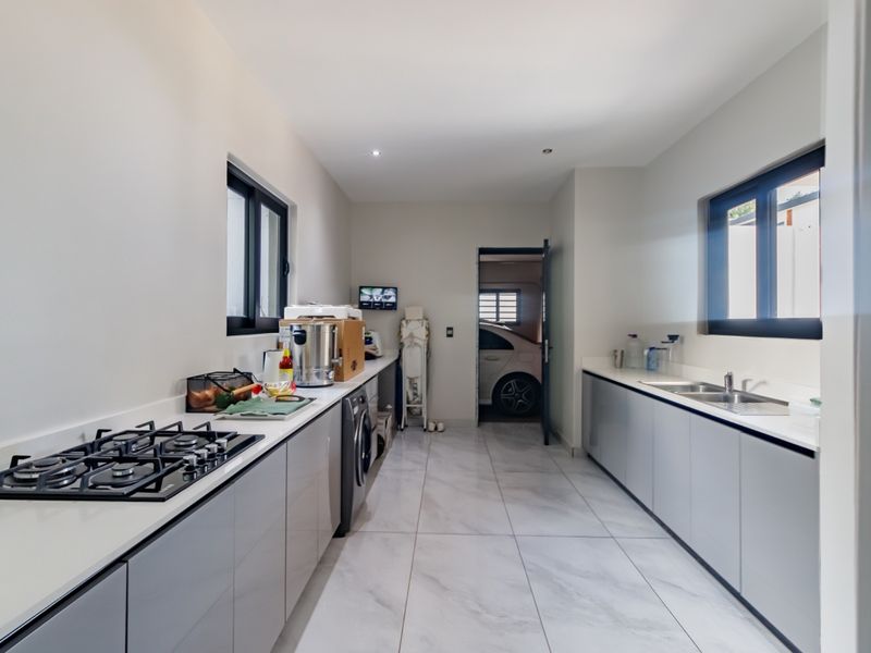 Elevated Architectural Living in an Exclusive Atholl Enclave - Photo 7