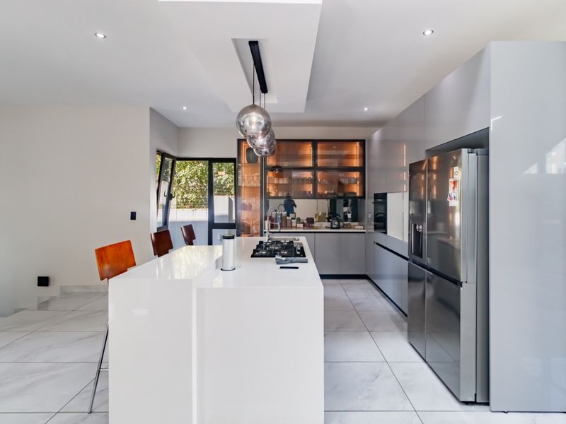 Elevated Architectural Living in an Exclusive Atholl Enclave - Photo 6