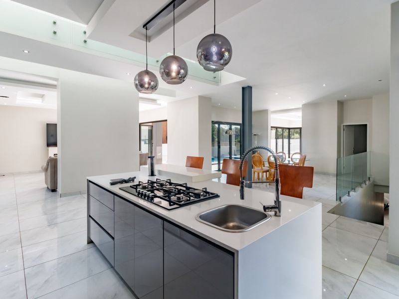 Elevated Architectural Living in an Exclusive Atholl Enclave - Photo 3