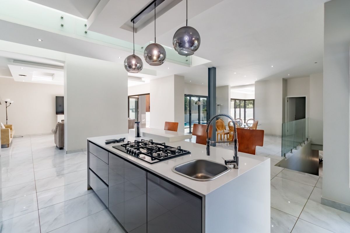 Elevated Architectural Living in an Exclusive Atholl Enclave - Photo 3
