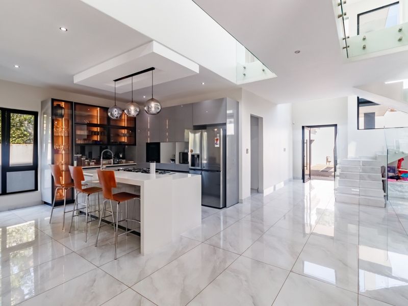 Elevated Architectural Living in an Exclusive Atholl Enclave - Photo 4