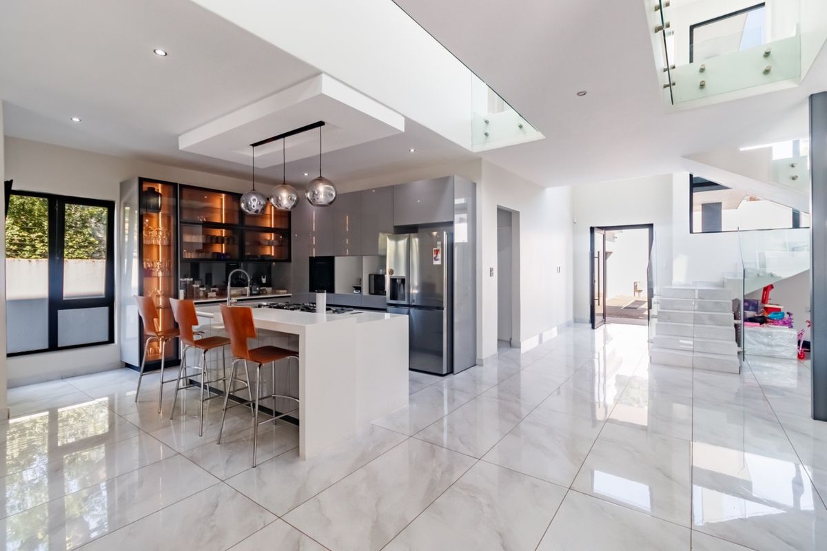 Elevated Architectural Living in an Exclusive Atholl Enclave - Photo 4