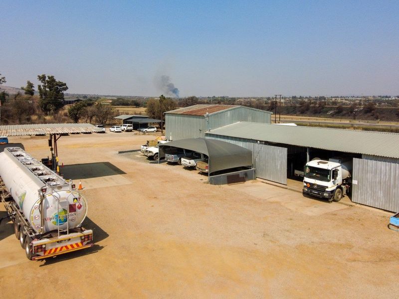 Well-equipped diesel depot on a busy highway with extra land for further development - Photo 4