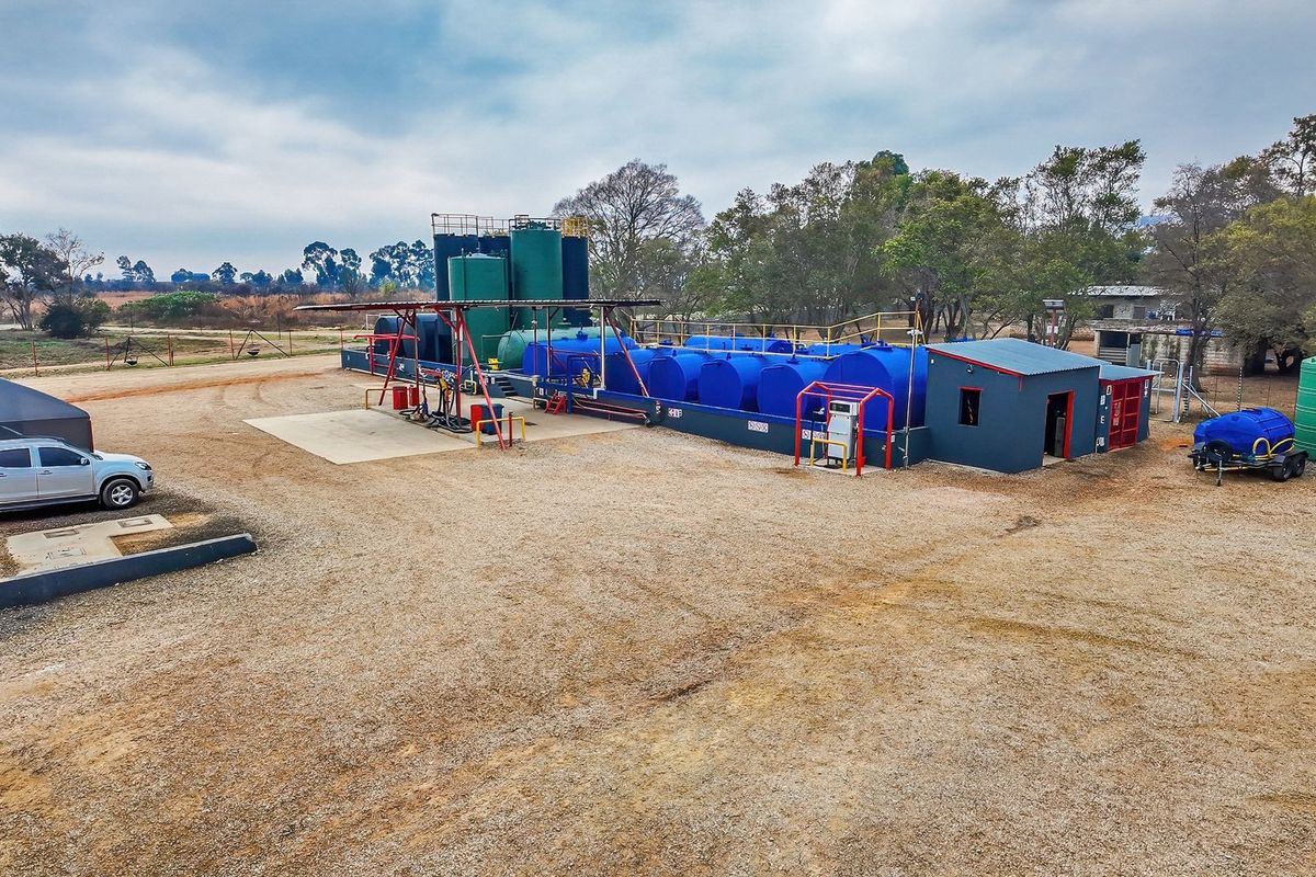 Well-equipped diesel depot on a busy highway with extra land for further development - Photo 5