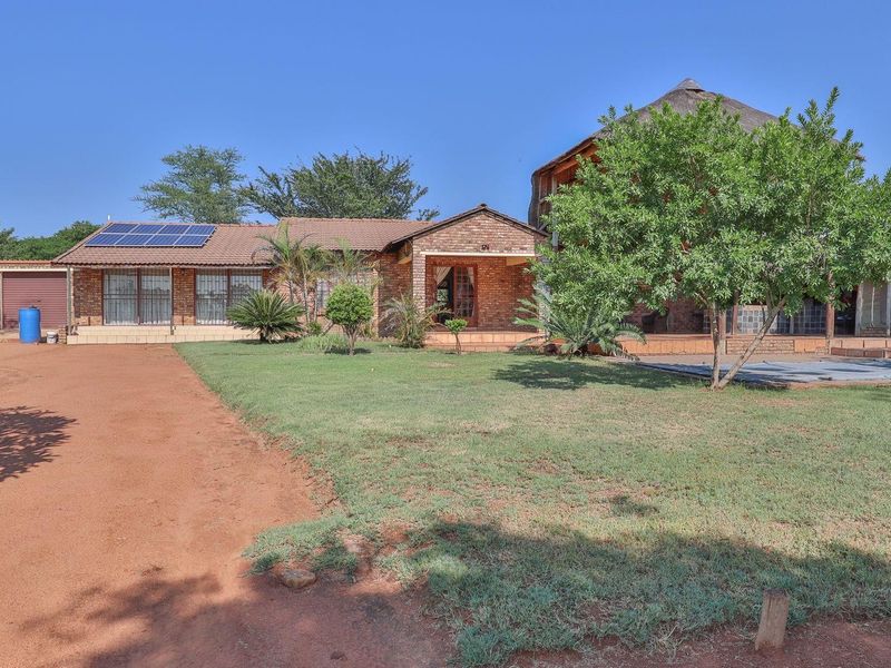 Excellent investment opportunity - fully fenced cattle/game farm with gorgeous homestead - Photo 1