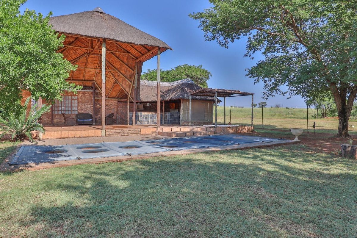 Excellent investment opportunity - fully fenced cattle/game farm with gorgeous homestead - Photo 3