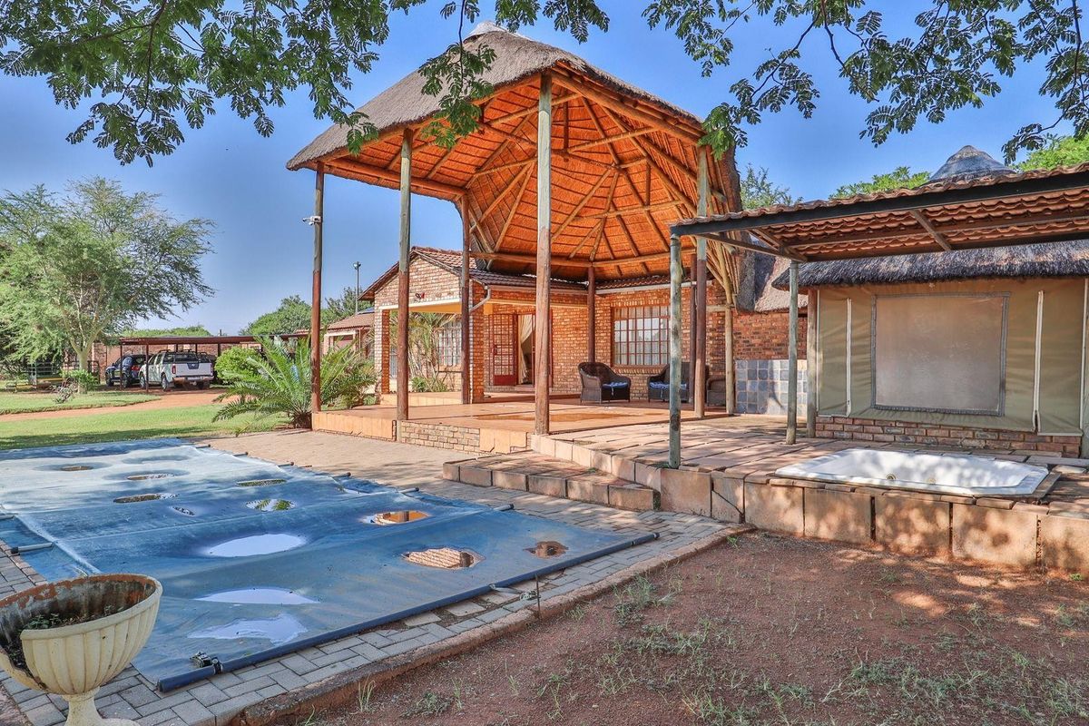 Excellent investment opportunity - fully fenced cattle/game farm with gorgeous homestead - Photo 2