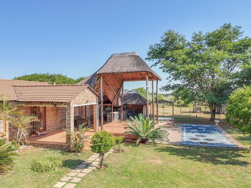 Excellent investment opportunity - fully fenced cattle/game farm with gorgeous homestead - Photo 4
