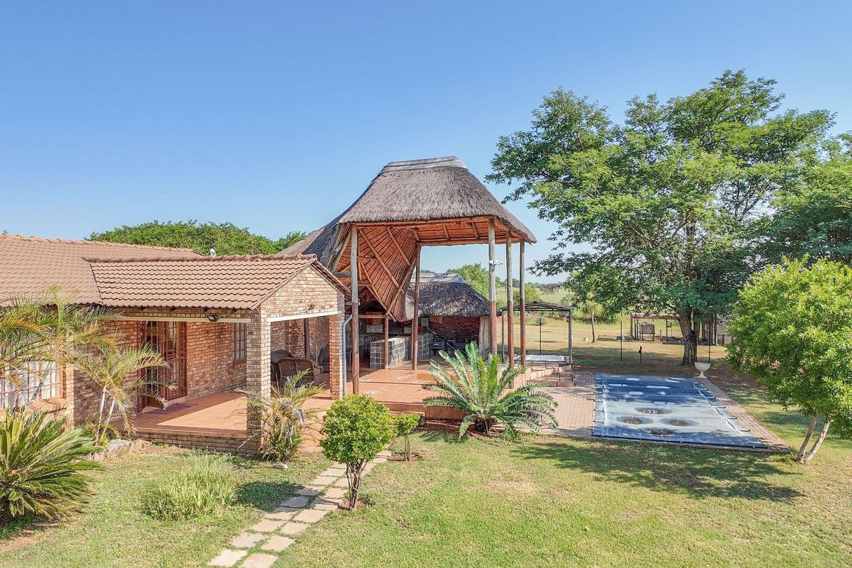 Excellent investment opportunity - fully fenced cattle/game farm with gorgeous homestead - Photo 4