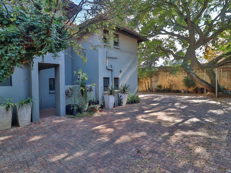Excellent investment opportunity - prime location residential and office block - Photo 2