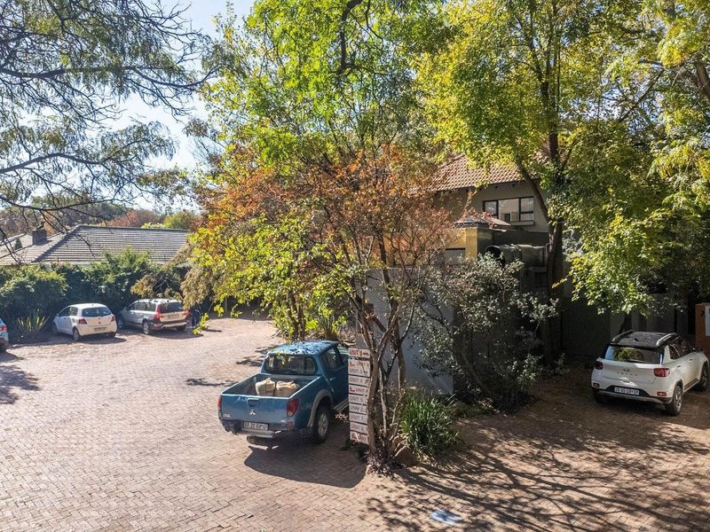 Excellent investment opportunity - prime location residential and office block - Photo 8