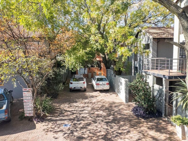 Excellent investment opportunity - prime location residential and office block - Photo 7