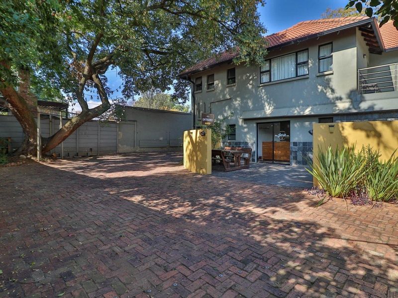Excellent investment opportunity - prime location residential and office block - Photo 5