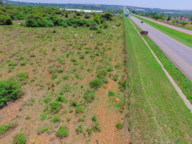 9.79 hectare (sub-divided into nine plots) - zoned for commercial and light industrial - Photo 3