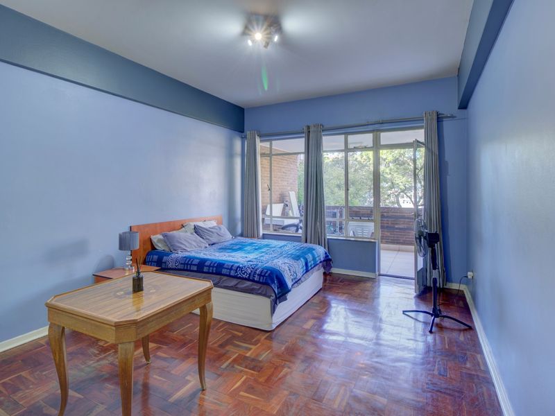 Apartment For Sale in Parktown, Johannesburg - Photo 8