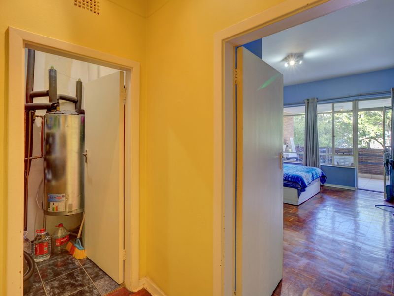 Apartment For Sale in Parktown, Johannesburg - Photo 6